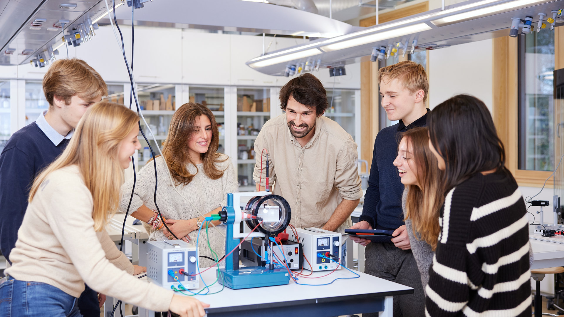 Schülerinnen und Schüler des plus-MINT Programms führen unter Begleitung des Fachlehrers ein Physikprojekt durch. Aufgebaut ist eine Apparatur zur Optik 