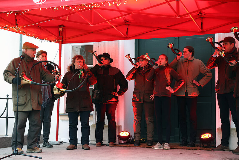 Weihnachtsmarkt-Louisenlund-Altenhofer-Dachse Die Altenhofer Dachse sind mit ihren Jagdhörnern langjährige Gäste auf dem Weihnachtsmarkt in Louisenlund