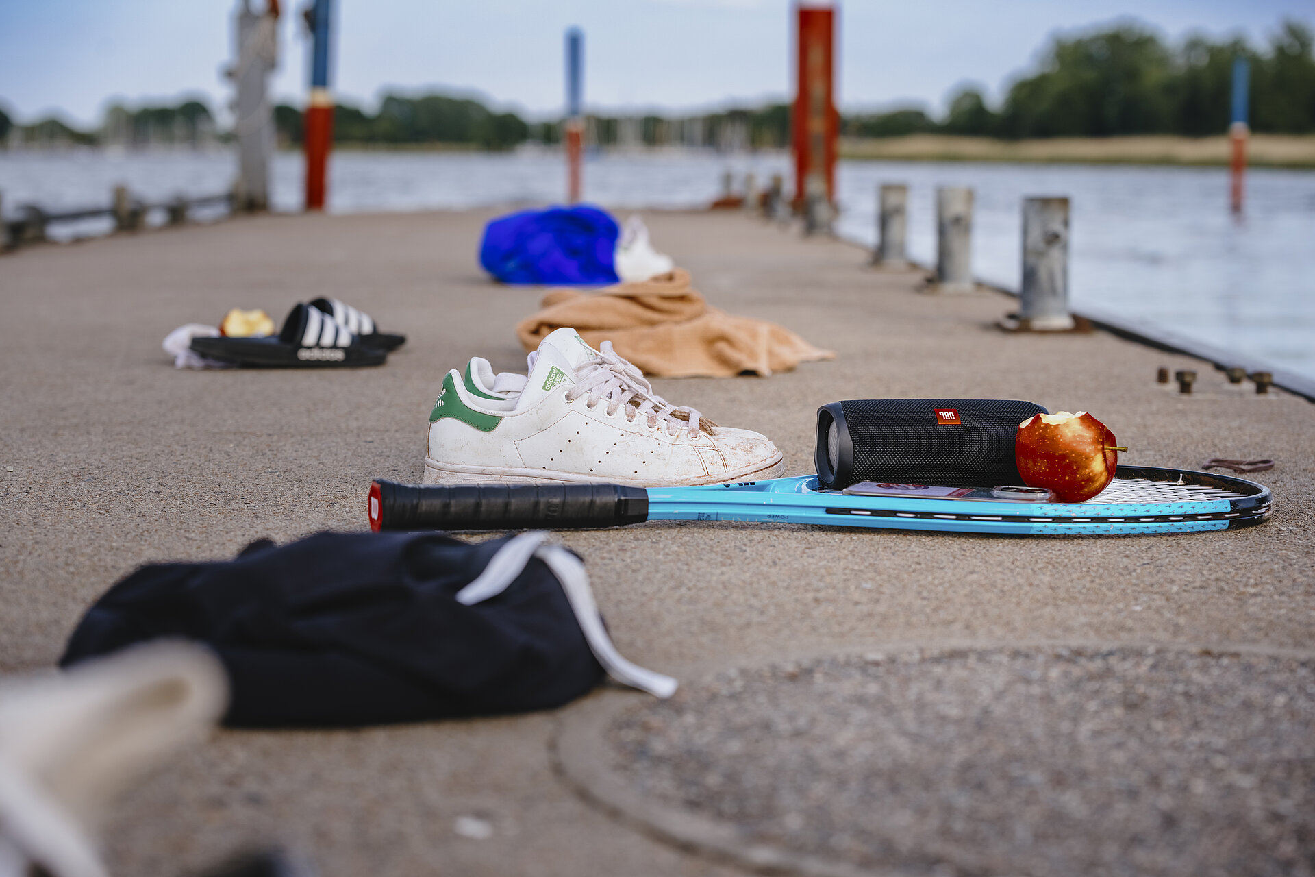 Wenn die Internatsschüler in Ihrer Freizeit in der Schlei baden gehen, dann werden Schuhe und Kleidung gern auf dem Steg abgelegt
