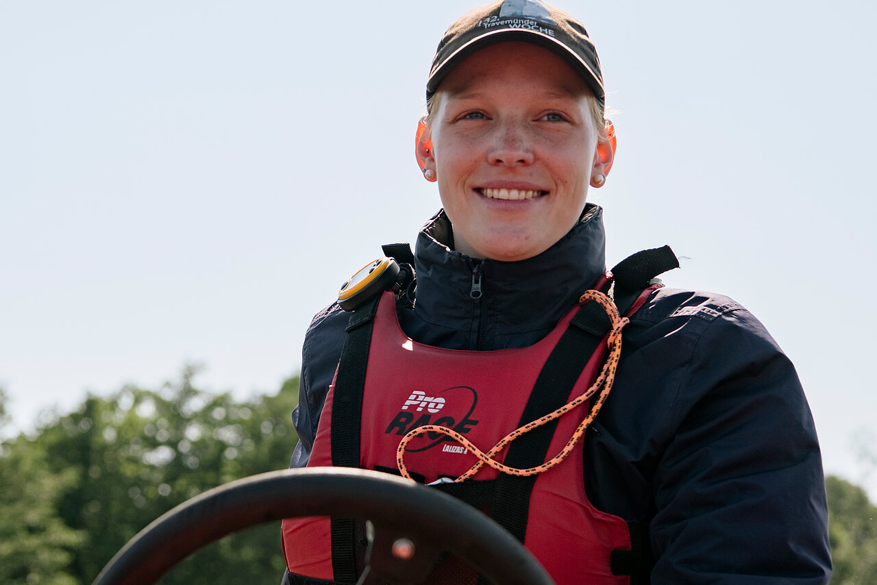 Segellehrerin-Motorboot-Internat-Louisenlund Unsere ausgebildeten Segelfachkräfte fördern die Schülerinnen und Schüler