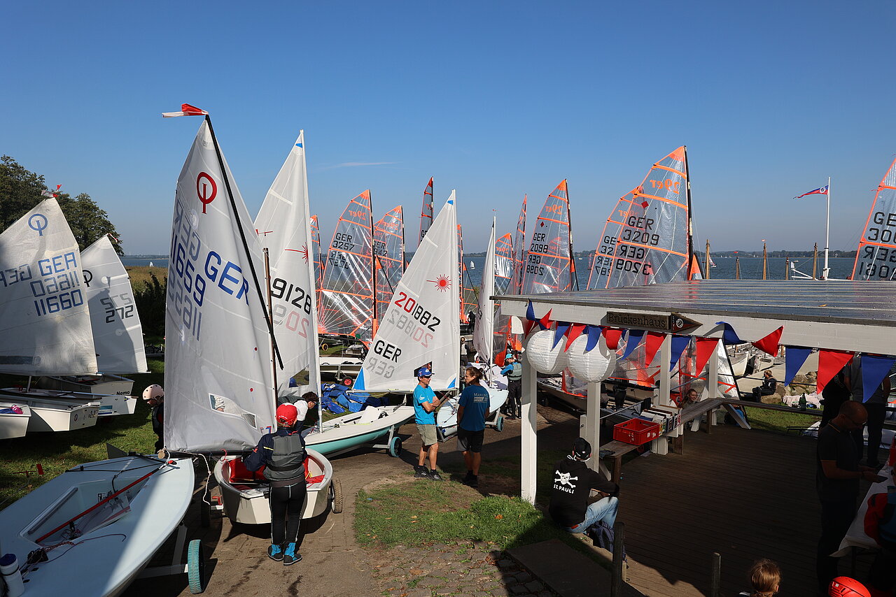 Herbstpokal-Segelboote-Internat-Louisenlund Bald geht die nächste Regatta los. Die Boote stehen aufgereiht am Segelhafen und warten darauf ins Wasser gelassen zu werden