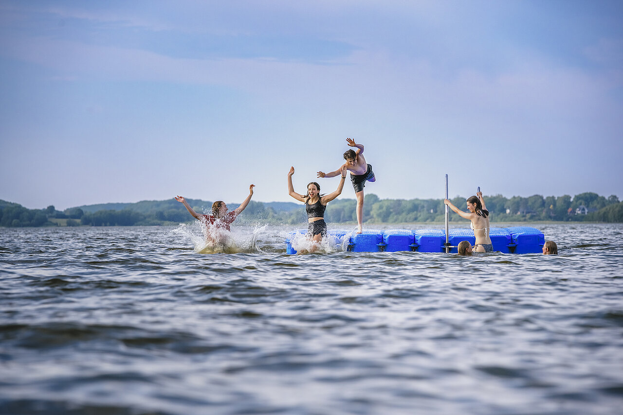 Nach einem langen Schultag im Internat, ist der Sprung in die Schlei ein willkommener Ausgleich