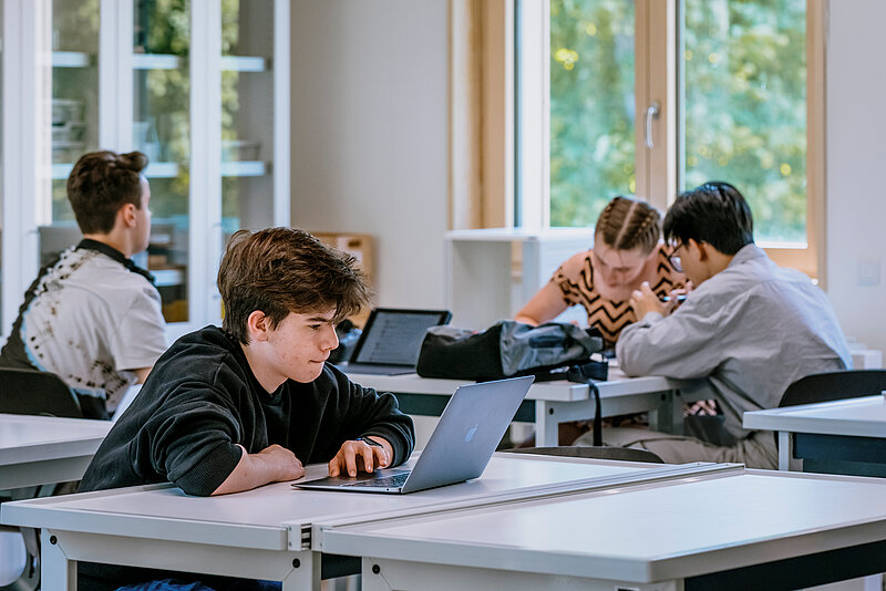 AgrarCampus_Louisenlund_Labor_1 In Einzel- und kooperativer Arbeit erarbeiten sich die Schüler auf dem AgrarCampus in Louisenlund unter akademischer und pädagogischer Begleitung die Lerninhalte in allen relevanten Fächern weitestgehend selbst.