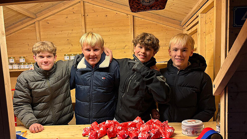 Weihnachtsmarkt-Louisenlund-Bienengilde Die Bienengilde der Internatsschule Louisenlund bot Honigleckereien an und war zweiten Tag des Weihnachtsmarktes ausverkauft