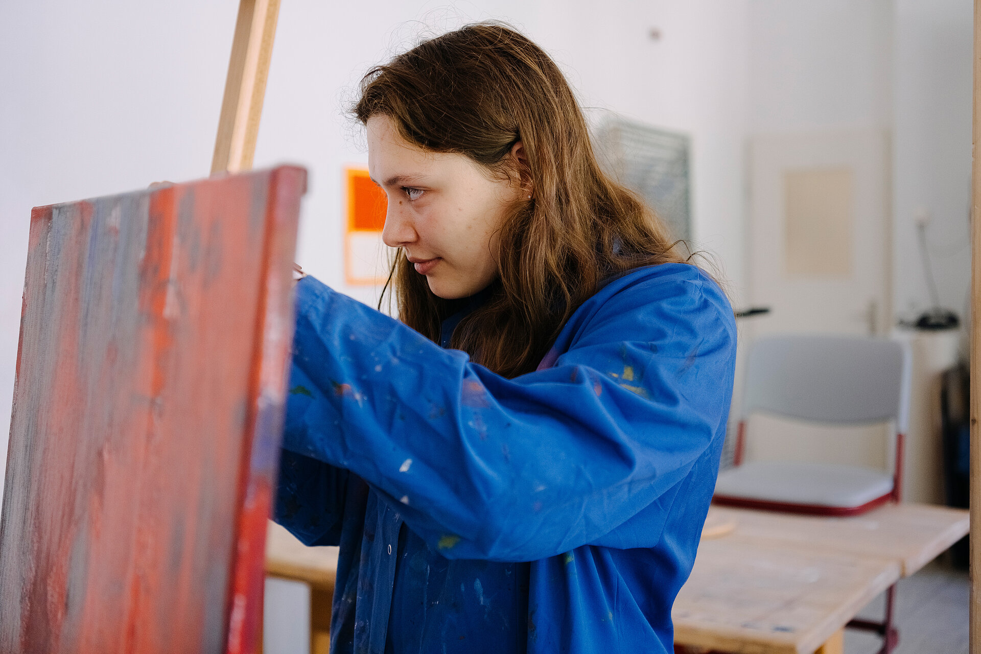 Eine Schülerin der IB World School Louisenlund beim Arts-Unterricht.