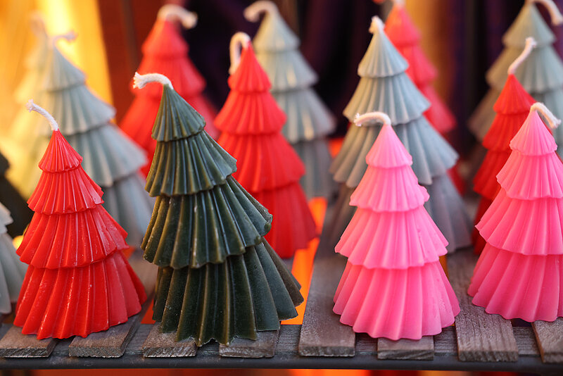 Weihnachtsmarkt-Louisenlund-Kerzen Bunte Tannenbaum-Kerzen gab es auch auf dem Weihnachtsmarkt im Internat Louisenlund