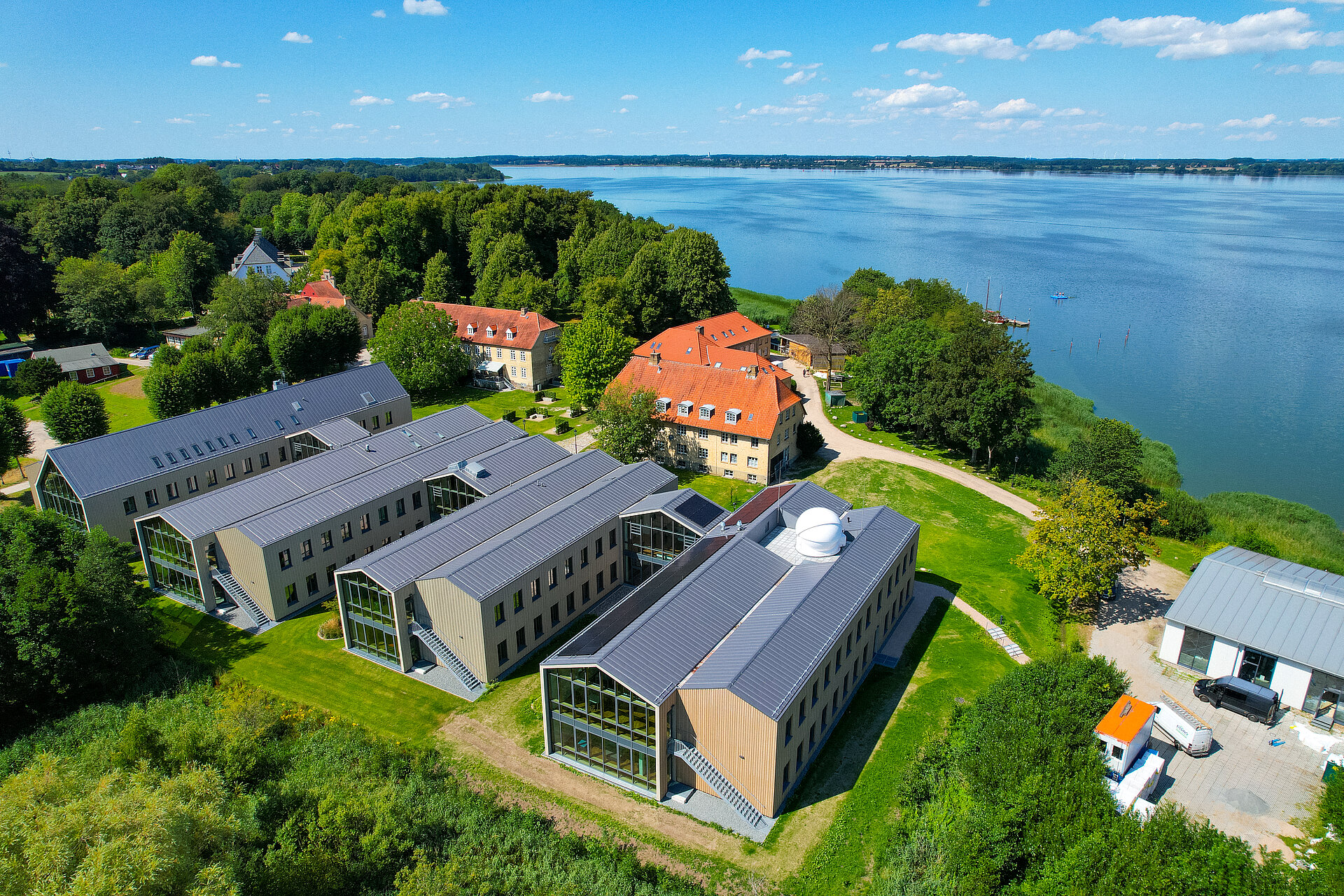 Luftaufnahme der Schule der Zukunft in Louisenlund - die vier Riegel des Lern- und Forschungszentrums von oben