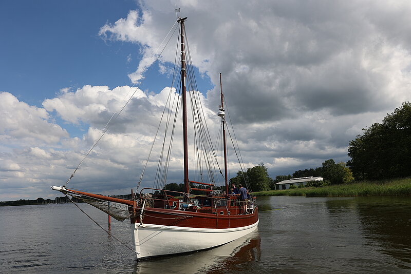 Auslaufen-Forschungsschiff-Segelhafen-Louisenlund Die "Kurt Hahn", das Forschungsschiff der Internatsschule Louisenlund, läuft aus dem Segelhafen Louisenlund aus