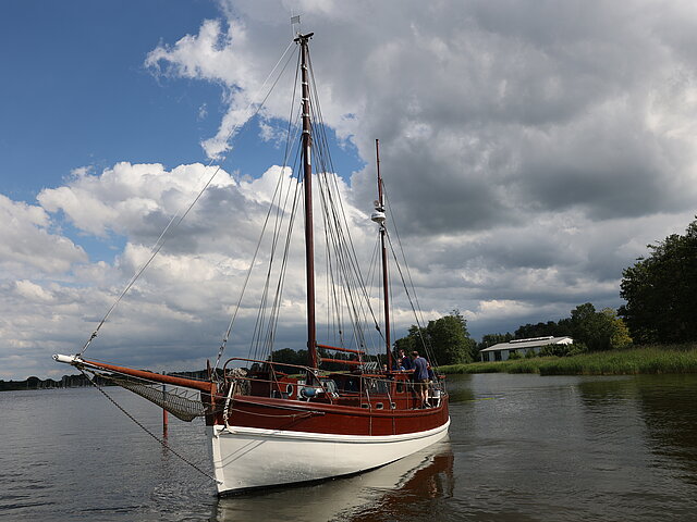 Die "Kurt Hahn", das Forschungsschiff der Internatsschule Louisenlund, läuft aus dem Segelhafen Louisenlund aus