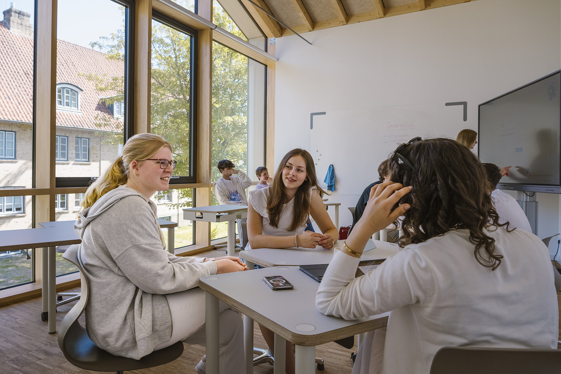 Schülerinnen in einer Gruppenlernphase während eines Seminars in der Internatsschule Louisenlund