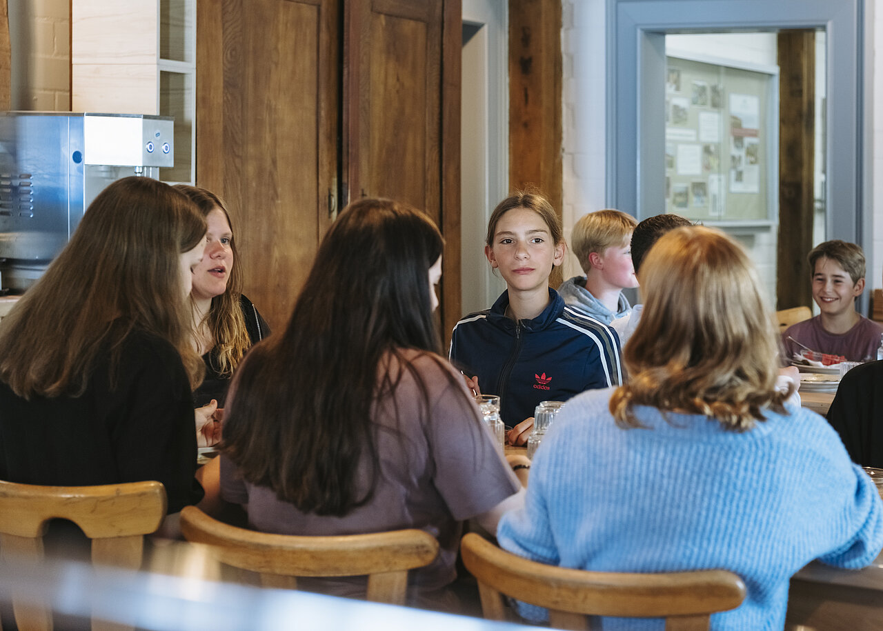 Gemeinsames Essen in der Juniorenstufe in Louisenlund