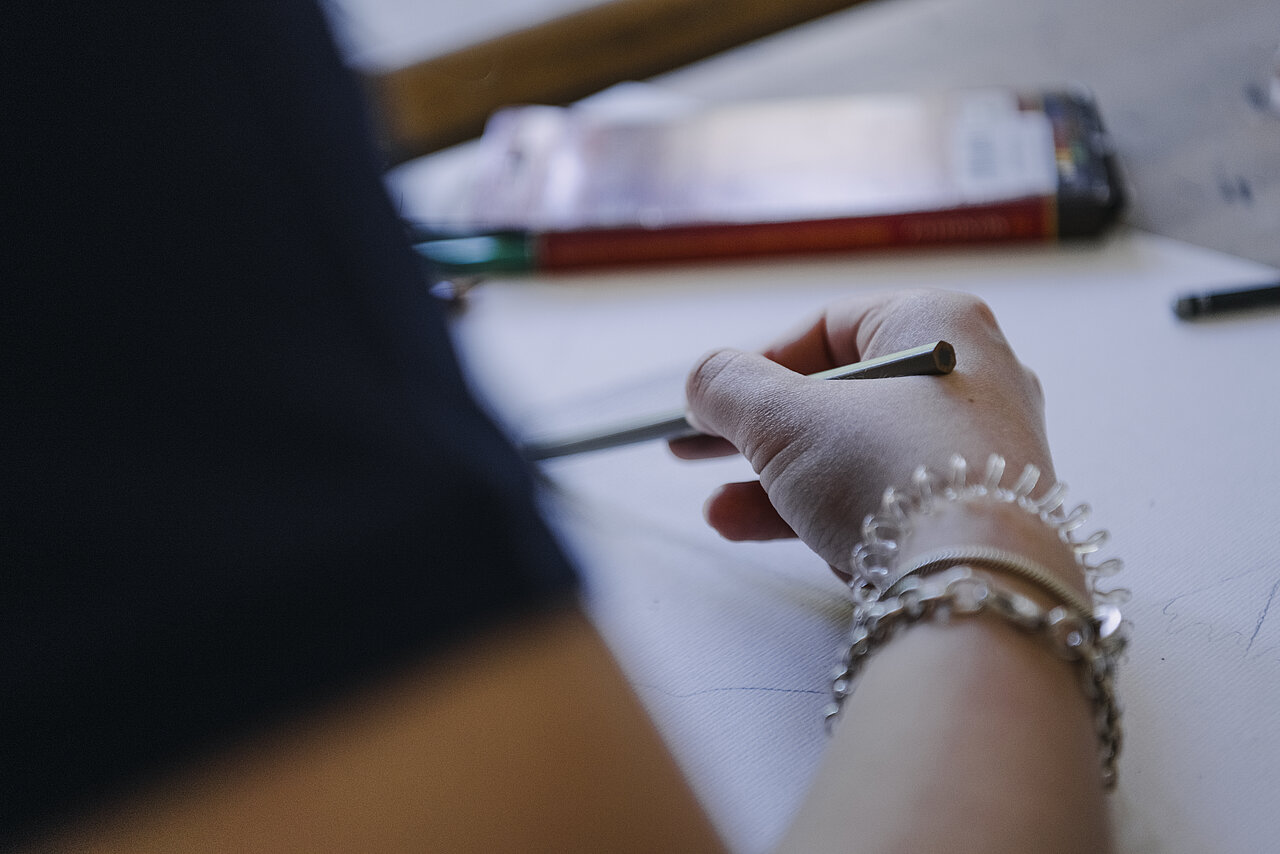 Bleistift-Papier-Kunst-Bildung Im Kunstunterricht werden verschiedene Zeichentechniken gelernt. Zum Beispiel Bleistift auf Papier