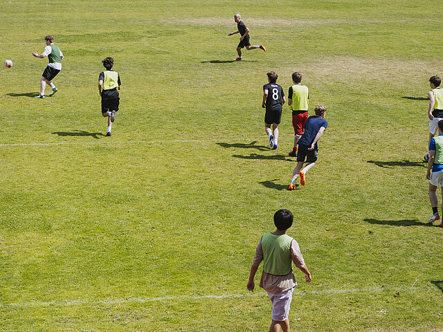 Der Rasenplatz auf dem Bildungscampus Louisenlund ermöglicht Ball- und Teamsportarten, wie hier das Fussball spielen