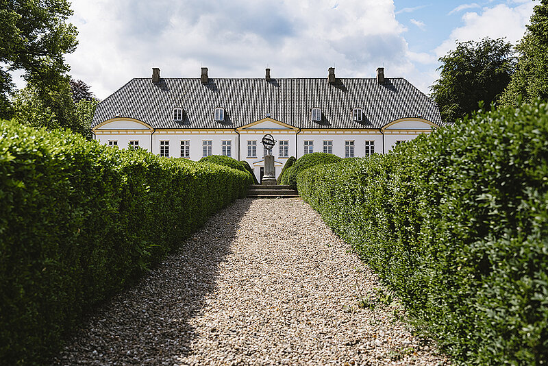 Das Schloss Louisenlund mit Sonnenuhr