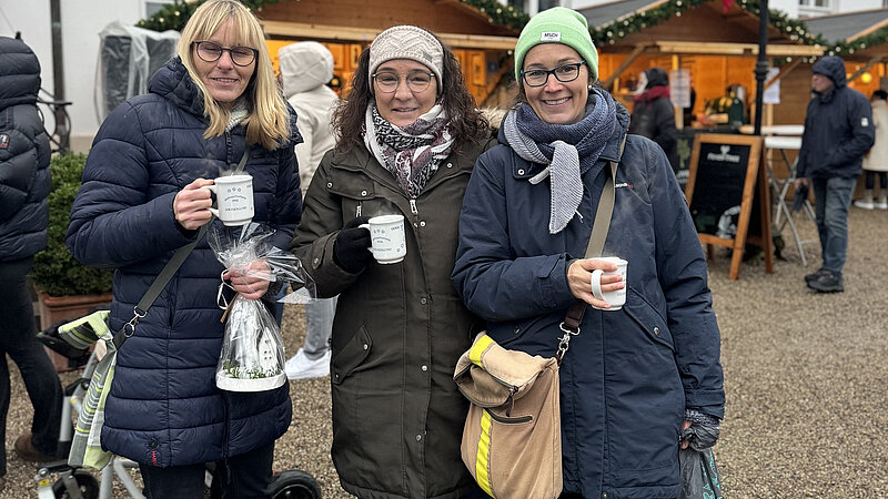 Weihnachtsmarkt-Louisenlund-Punsch Mit einem Becher Punsch konnten sich die Besucherinnen und Besucher aufwärmen
