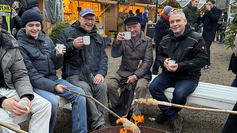 Weihnachtsmarkt-Louisenlund-THW-Gilde Die THW-Gilde hat Wärme in Form einer Feuerschale gespendet - dazu gab es Stockbrot aus der Internatsküche
