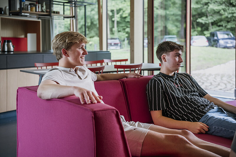 Schüler in der Küche im Akazienring Schüler treffen sich gern im großzügigen Gemeinschaftsraum mit Küche im Akazienring