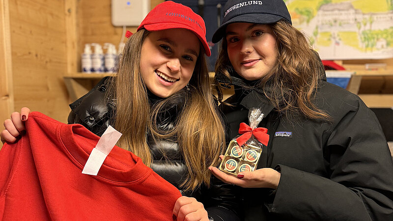 Weihnachtsmarkt-Louisenlund-LundAG Die Schülerinnen und Schüler der LUND AG haben Louisenlund Merchandise verkauft